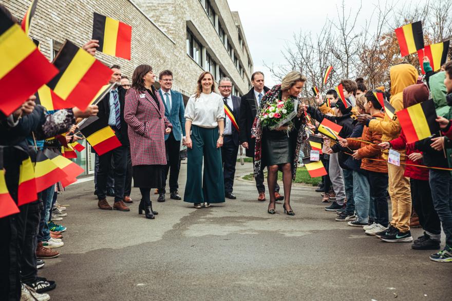 De Koningin groet de kinderen