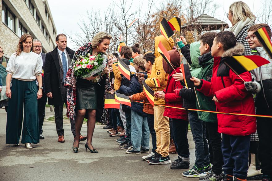 De Koningin groet de kinderen