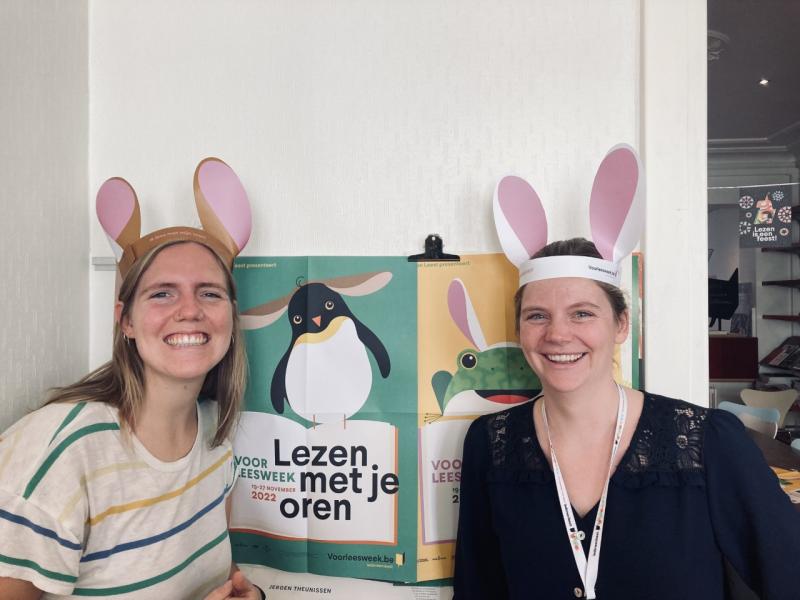 Collega's Margot en Suzan met de voorleesoortjes